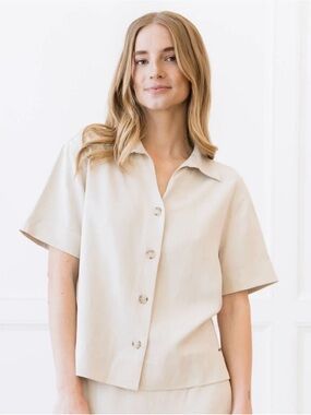 Cozy Earth Women's Short Sleeve Tan Button-Up Top Size Medium Coastal Summer